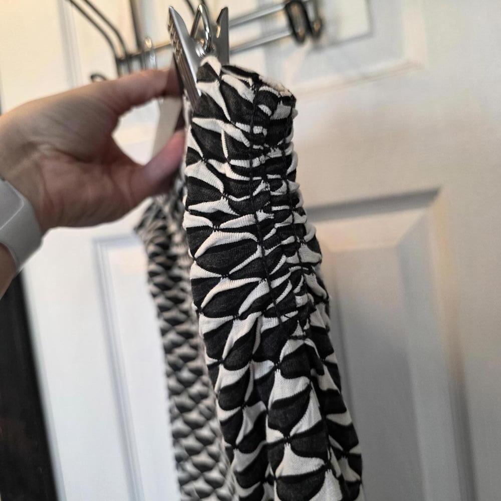 Max Studio Black and White Geometric Pattern Pencil Skirt- Large - Picture 2 of 7